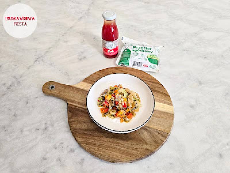 Potrawka z żołądki drobiowe z papryką czerwoną, kapustą kiszoną, kapustą pekińską, pieczarkami, mieszanką wiosenną, przecierem o