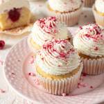 Babeczki waniliowe z dżemem malinowym i bitą śmietaną