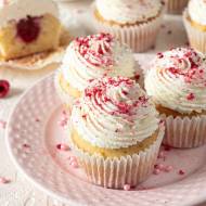 Babeczki waniliowe z dżemem malinowym i bitą śmietaną