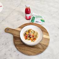 Potrawka z żołądki drobiowe z papryką czerwoną, kapustą kiszoną, kapustą pekińską, pieczarkami, mieszanką wiosenną, przecierem o