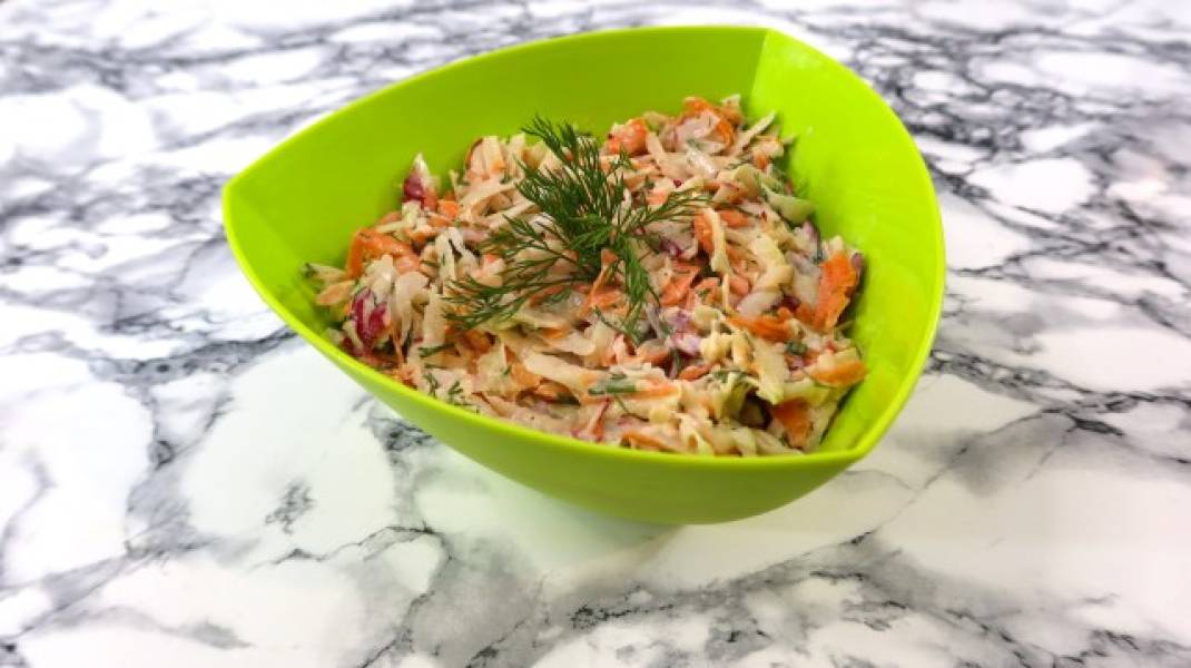 Błyskawiczna surówka z kalarepy, marchewki i rzodkiewki + film