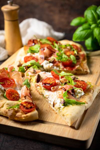 Pinsa z burratą i szynką parmeńską