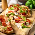 Pinsa z burratą i szynką parmeńską