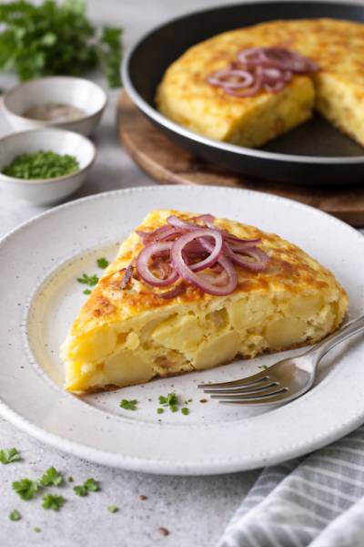 Frittata z ziemniakami i czerwoną cebulą