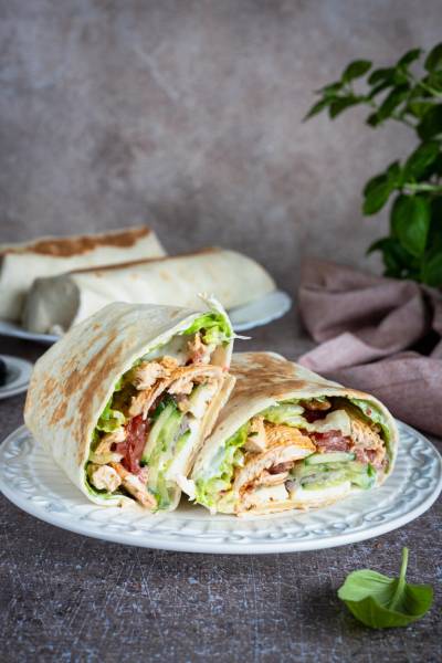 Tortilla z kurczakiem, halloumi i warzywami