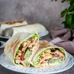 Tortilla z kurczakiem, halloumi i warzywami