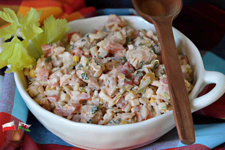 KOLOROWA SAŁATKA Z KURCZAKIEM I MAKARONEM ORZO