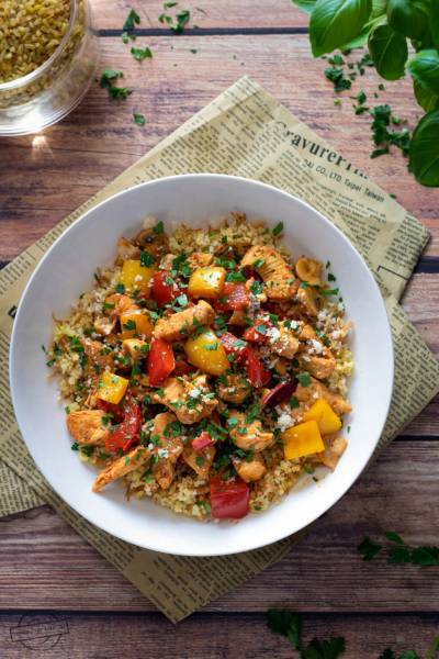 Kasza bulgur z kurczakiem, papryką i pieczarkami