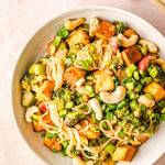 Noodle w sosie orzechowym z tofu