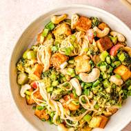 Noodle w sosie orzechowym z tofu