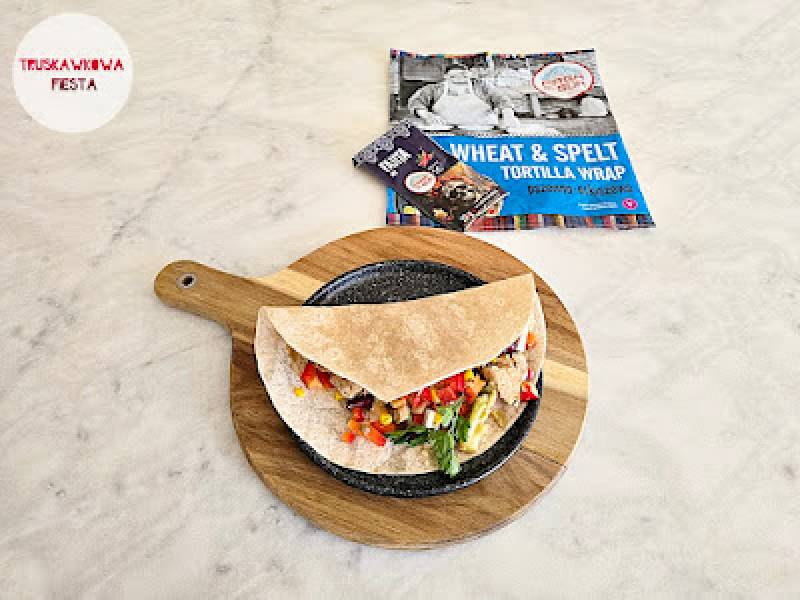 Tortilla pszenno-orkiszową z mięsem wieprzowy, bukietem warzywnym, papryką czerwoną, kapustą kiszoną, kapustą pekińską, kukurydz