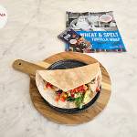 Tortilla pszenno-orkiszową z mięsem wieprzowy, bukietem warzywnym, papryką czerwoną, kapustą kiszoną, kapustą pekińską, kukurydz