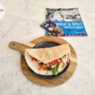 Tortilla pszenno-orkiszową z mięsem wieprzowy, bukietem warzywnym, papryką czerwoną, kapustą kiszoną, kapustą pekińską, kukurydz