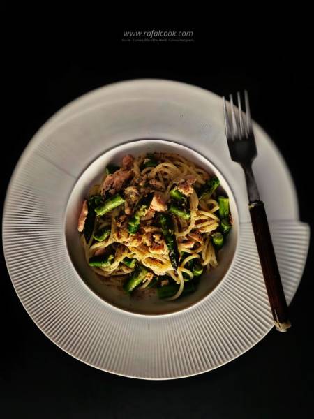 Spaghetti z łososiem, szparagami i czosnkiem