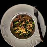Spaghetti z łososiem, szparagami i czosnkiem