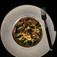 Spaghetti z łososiem, szparagami i czosnkiem