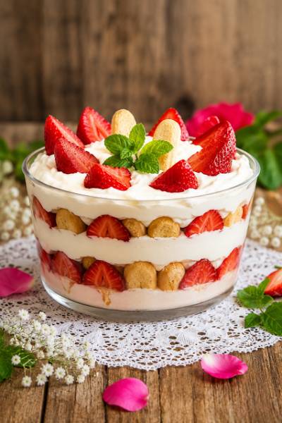 Deser mascarpone z owocami i biszkoptami