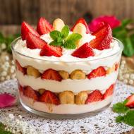 Deser mascarpone z owocami i biszkoptami
