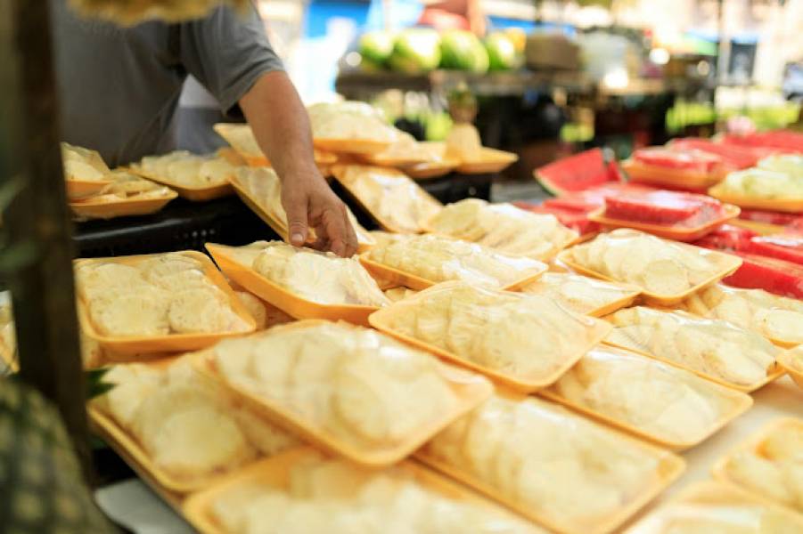 Traysealery do pakowania tacek — jak usprawniają pracę w branży spożywczej?