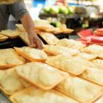 Traysealery do pakowania tacek — jak usprawniają pracę w branży spożywczej?