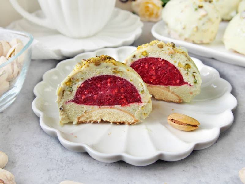 Monoporcje pistacjowe z malinową żelką – przepis krok po kroku