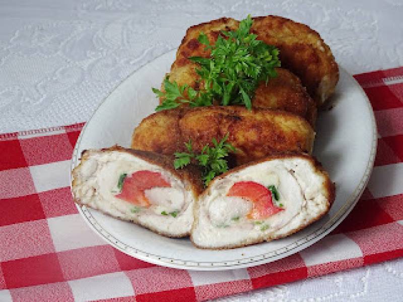 Chrupiące roladki z kurczaka z ziołowym serkiem.