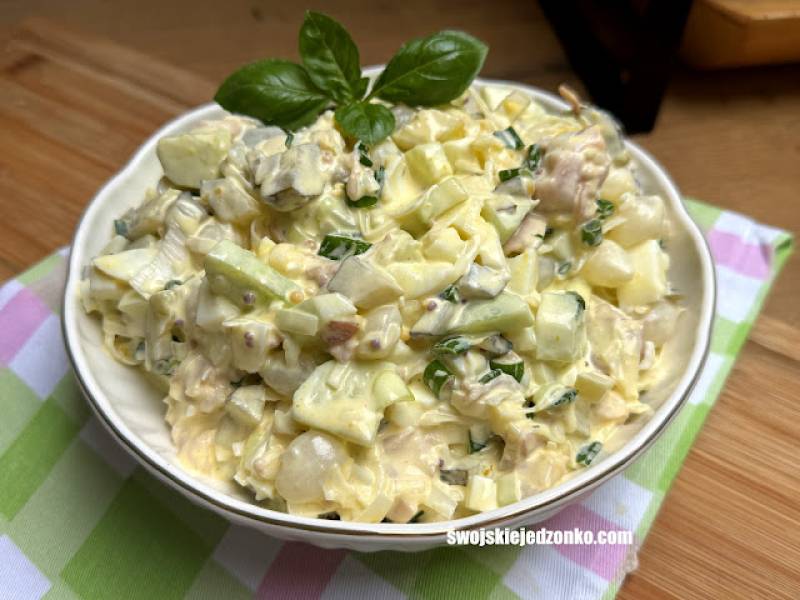Sałatka z wędzonym kurczakiem i porem