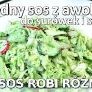 Przepis na sałatkę warzywną z obłędnym sosem z awokado