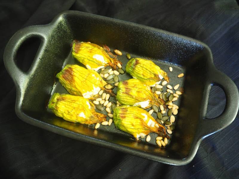 KWIATY CUKINII FASZEROWANE PESTO Z ZIAREN SŁONECZNIKA, ORZESZKÓW PINIOWYCH, PARMEZANEM I RICOTTĄ
