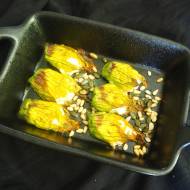 KWIATY CUKINII FASZEROWANE PESTO Z ZIAREN SŁONECZNIKA, ORZESZKÓW PINIOWYCH, PARMEZANEM I RICOTTĄ
