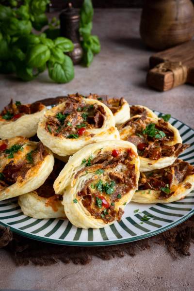 Ślimaczki z ciasta francuskiego z mięsem kebabowym