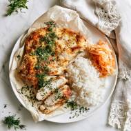 Kurczak smażony w papierze na patelni — soczysty filet bez panierki