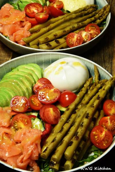 Burrata z wędzonym łososiem