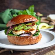 Burgery z pieczarkami, awokado i halloumi