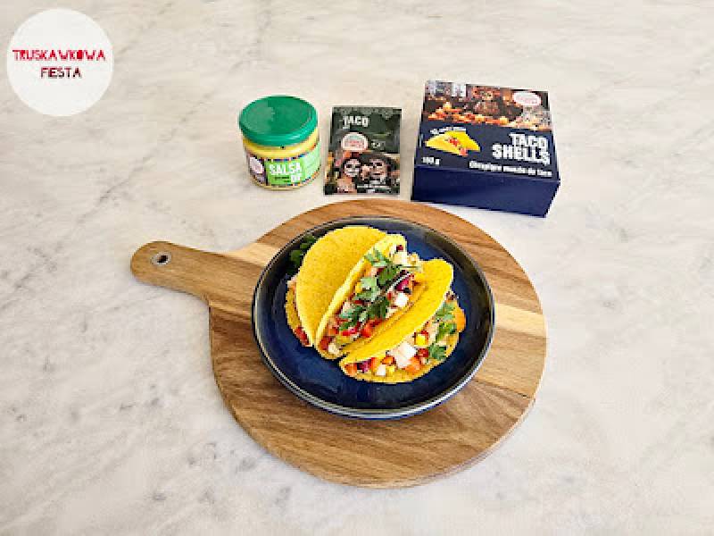 Tacos z z mięsem wieprzowy, bukietem warzywnym, papryką czerwoną, kapustą kiszoną, kapustą pekińską, kukurydzą, fasolą i salsą g