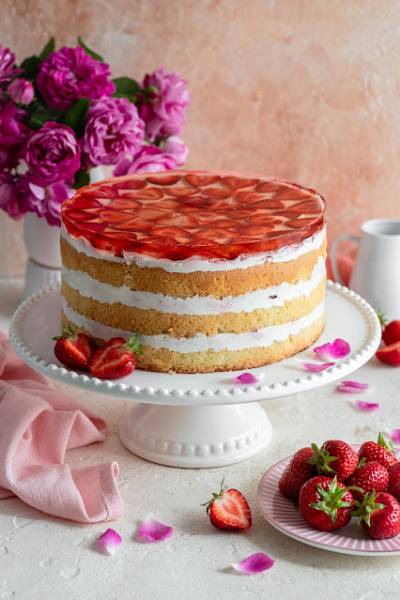 Tort śmietankowy z truskawkami