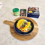 Tacos z z mięsem wieprzowy, bukietem warzywnym, papryką czerwoną, kapustą kiszoną, kapustą pekińską, kukurydzą, fasolą i salsą g