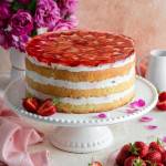 Tort śmietankowy z truskawkami