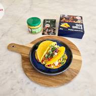 Tacos z z mięsem wieprzowy, bukietem warzywnym, papryką czerwoną, kapustą kiszoną, kapustą pekińską, kukurydzą, fasolą i salsą g