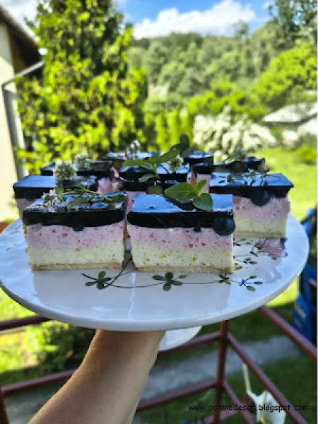 CIASTO JOGURTOWE Z CZARNĄ GALARETKĄ