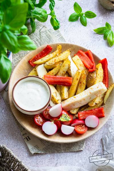 Domowe frytki ziemniaczane z papryką, halloumi i sosem czosnkowym