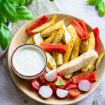 Domowe frytki ziemniaczane z papryką, halloumi i sosem czosnkowym