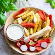 Domowe frytki ziemniaczane z papryką, halloumi i sosem czosnkowym