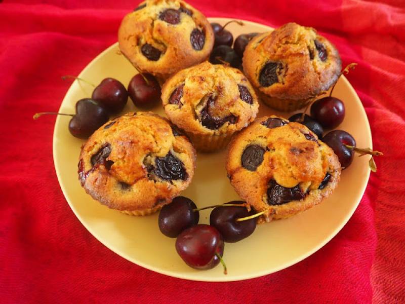 MUFFINKI MIGDAŁOWO-PISTACJOWE Z CZEREŚNIAMI