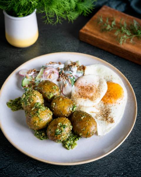 Młode ziemniaki z pesto koperkowym