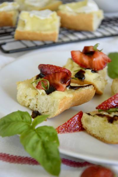 Croistini z serem camembert i truskawkami