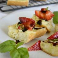 Croistini z serem camembert i truskawkami