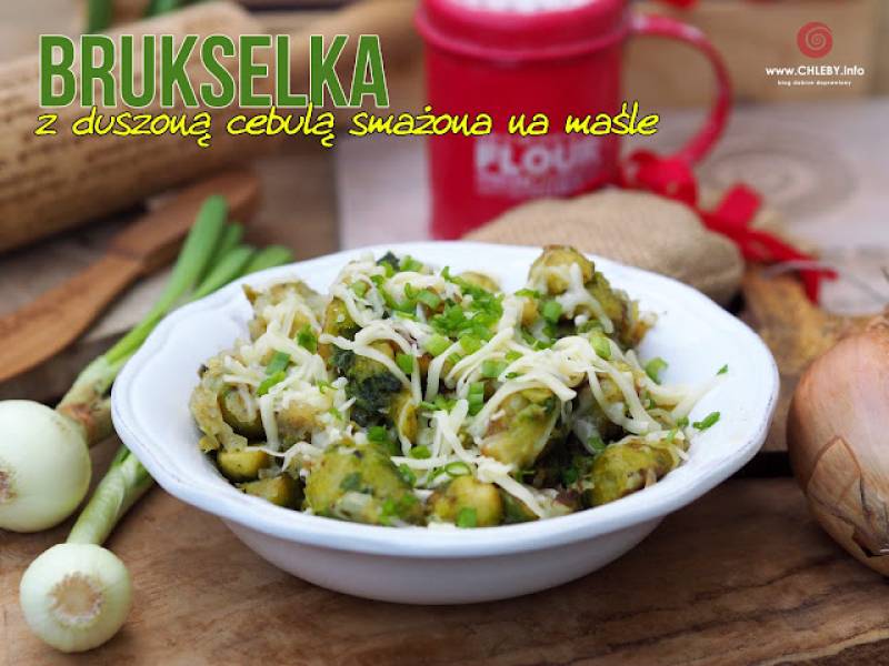 Brukselka z duszoną cebulą smażona na maśle