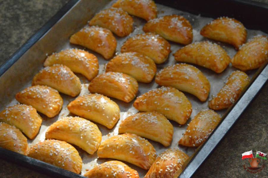 MIĘCIUTKIE PIEROŻKI KRUCHO-DROŻDŻOWE. Z FARSZEM Z WĘDZONEJ METKI