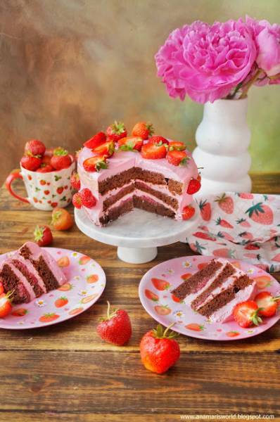 Tort piernikowy z truskawkami